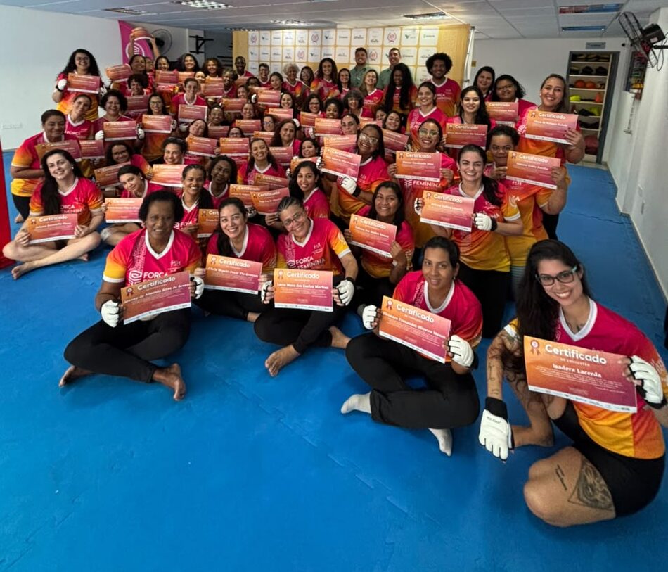 Alunas do Projeto Social de Defesa Pessoal para Mulheres recebem certificação.